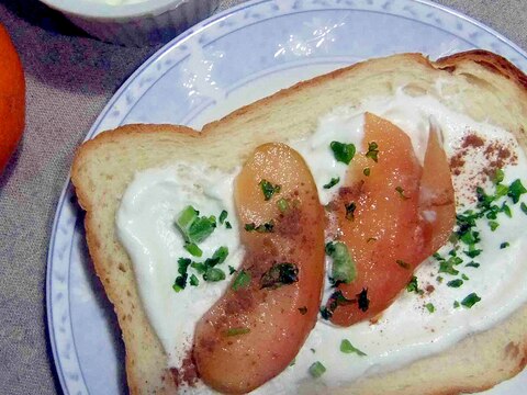 ヨーグルトホイップ+煮りんごのトースト